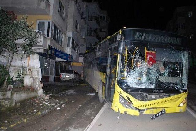 Freni Boşalan Otob&uuml;s Duvara &Ccedil;arptı 3