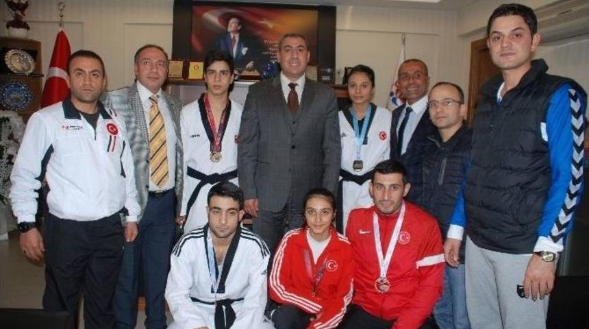 Şampiyon Sporculardan İl M&uuml;d&uuml;r&uuml;ne Ziyaret