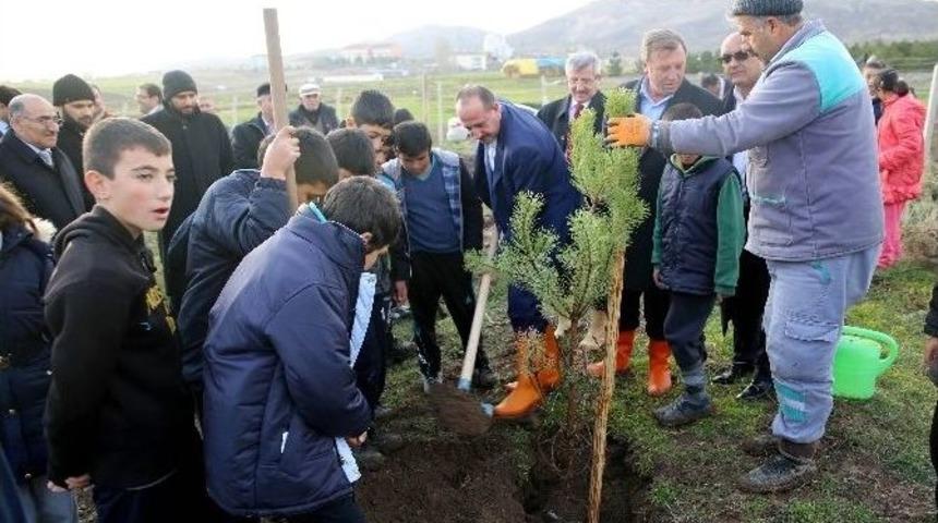 Başkan Duruay Öğrenciler İle Fidan Dikti