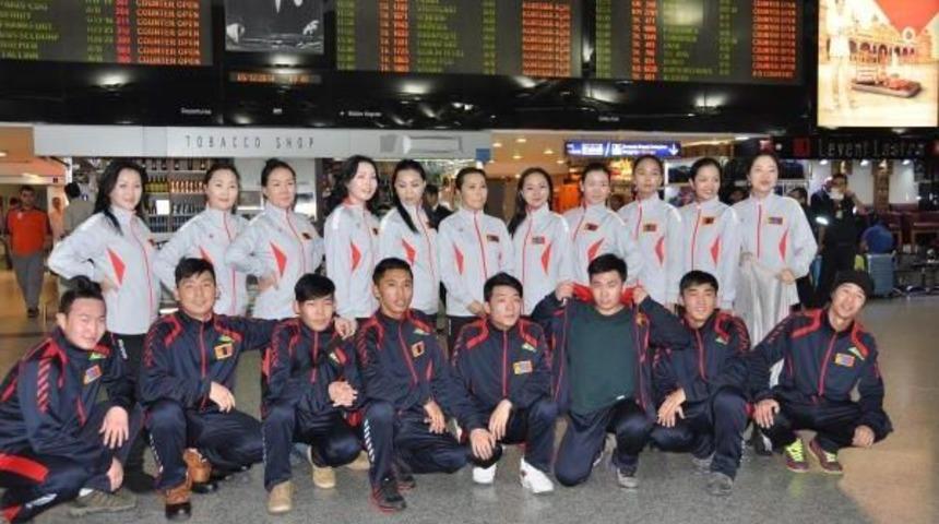 Moğol dans&ccedil;ılardan Atat&uuml;rk Havalimanı'nda g&ouml;steri