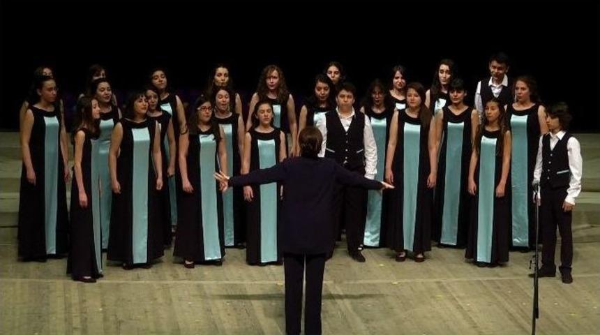 Serenas &Ccedil;ok Sesli Gen&ccedil;lik Korosu, B&uuml;y&uuml;k Beğeni Topladı