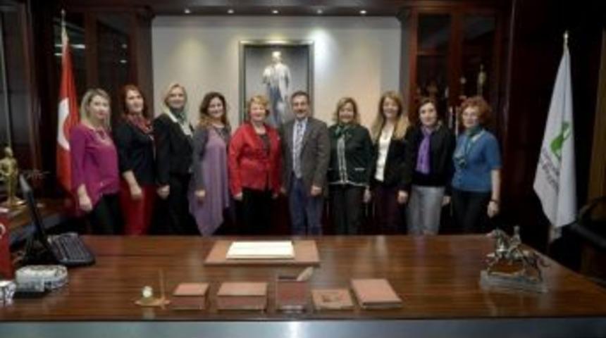 T&uuml;rk &Uuml;niversiteli Kadınlar Başkan Ata&ccedil;&rsquo;ı Ziyaret Etti