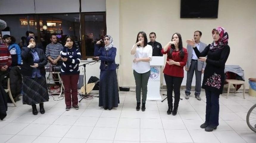 İstiklal Marşı&rsquo;nı İşaret Diliyle Okudular