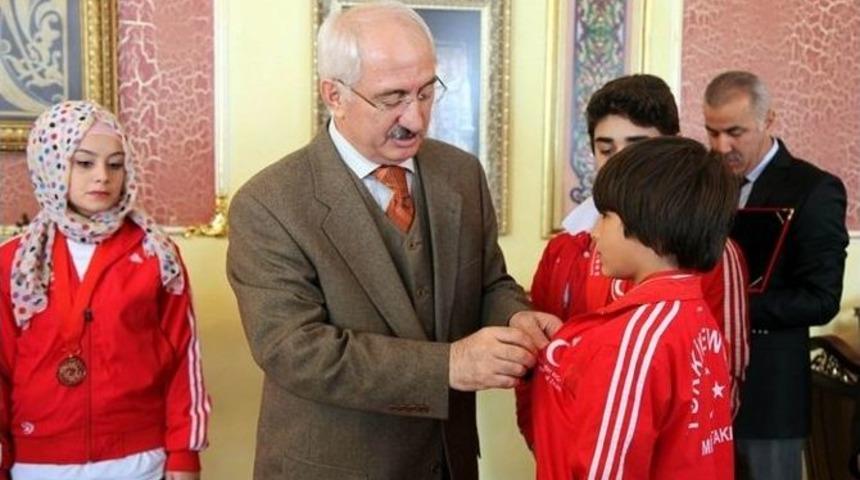 Vali Barut, Başarılı Wushucuları Altınla &Ouml;d&uuml;llendirdi