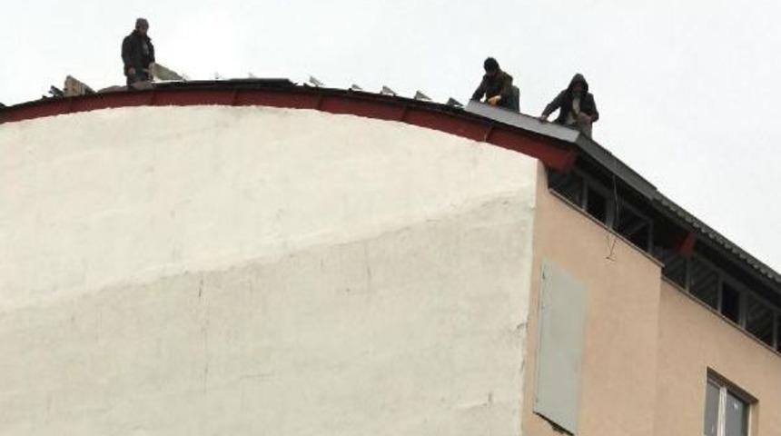 8 Katli Apartmanin &Ccedil;atisinda &Ouml;nlemsiz &Ccedil;alişan İş&ccedil;iler