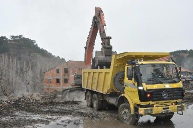 Yanginda Bilgisayari Yanan Üniversite Öğrencisine Yeni Bilgisayar