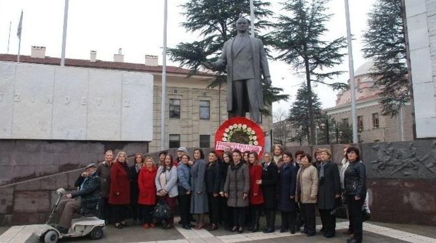 Chp&rsquo;li Kadınlar Hakları İ&ccedil;in &Ccedil;elenk Bıraktı