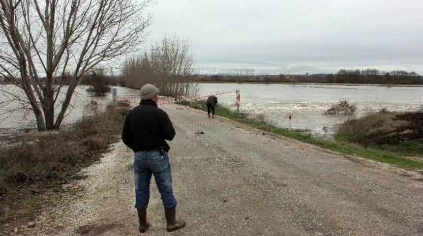 K&ouml;y Yolu Şelaleye D&ouml;nd&uuml;