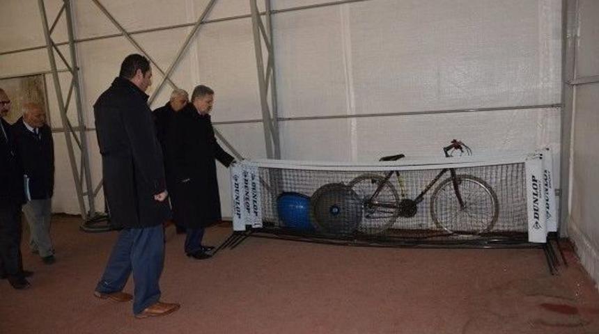 Vali Kahraman Tenis Kortlarında İncelemelerde Bulundu