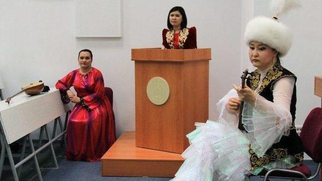 Aü’de Kazak Halk Müziği Dombra Dinletisi Gerçekleştirildi