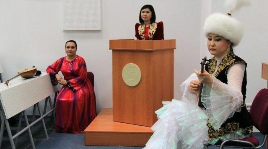 Aü’de Kazak Halk Müziği Dombra Dinletisi Gerçekleştirildi