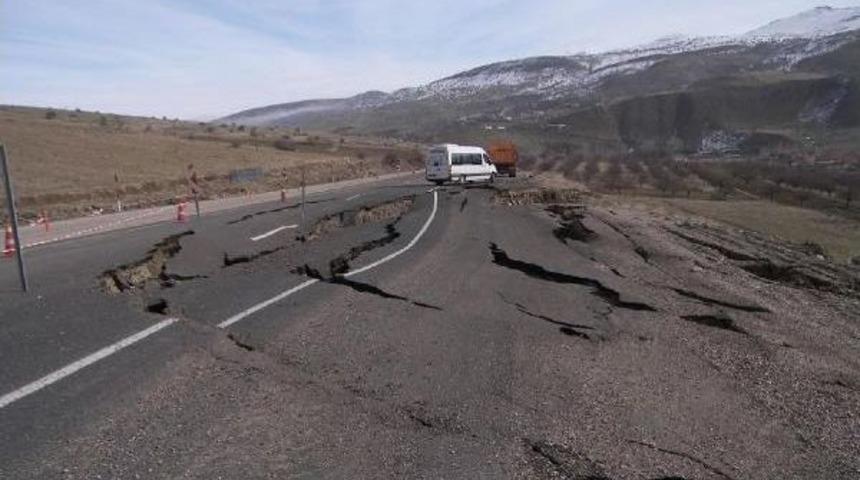 Malatya'da Karayolundaki G&ouml;&ccedil;&uuml;k S&uuml;r&uuml;c&uuml;leri Korkutuyor
