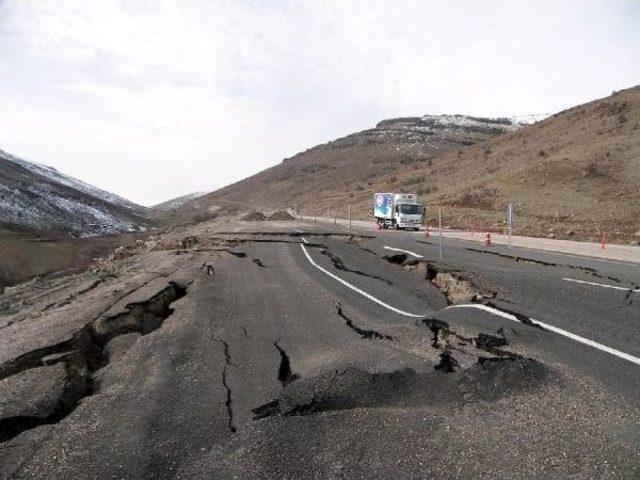 Malatya'da Karayolundaki Göçük Sürücüleri Korkutuyor