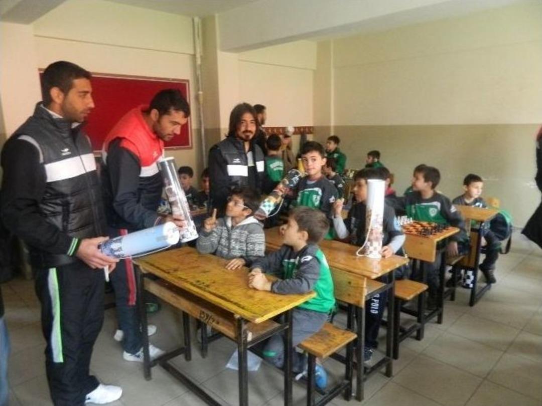 &Uuml;z&uuml;m&ccedil;olar Hem Eğleniyor Hem &Ouml;ğreniyor