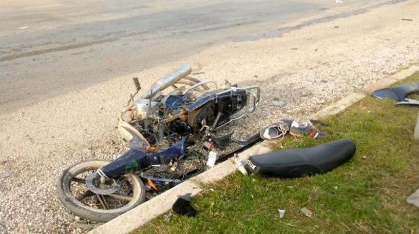 Minib&uuml;s&uuml;n &Ccedil;arptiği Motosikletli Gen&ccedil; &Ouml;ld&uuml;