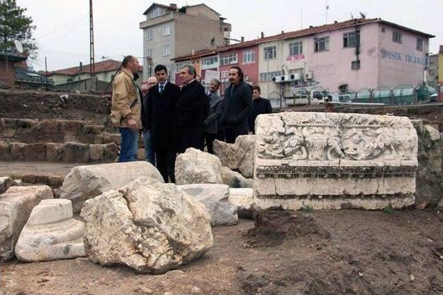 Roma Hamamı Etrafında Tarih Fışkırıyor