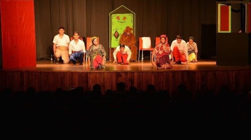 Eskişehir&rsquo;de &ldquo;bir Mahalle Ki&rdquo; Oyunu Sahnelendi