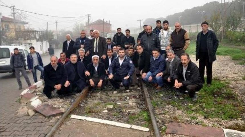Muhtarlar 'demiryolu Taşinsin' Diye Eylem Yapti