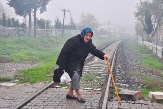 Muhtarlar  demiryolu Taşinsin  Diye Eylem Yapti 1