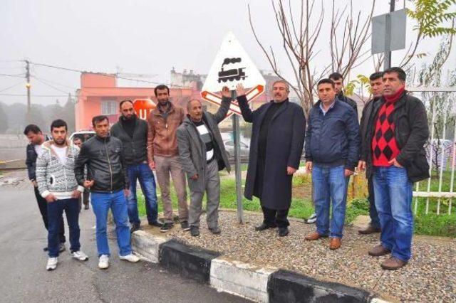 Muhtarlar  demiryolu Taşinsin  Diye Eylem Yapti 2