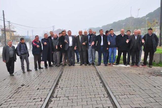 Muhtarlar  demiryolu Taşinsin  Diye Eylem Yapti 3