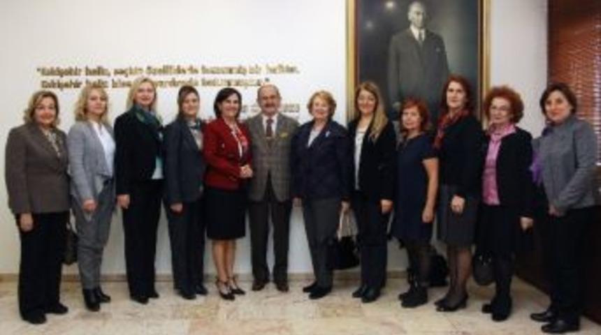 T&uuml;rk &Uuml;niversiteli Kadınlar B&uuml;y&uuml;kerşen&rsquo;i Ziyaret Etti