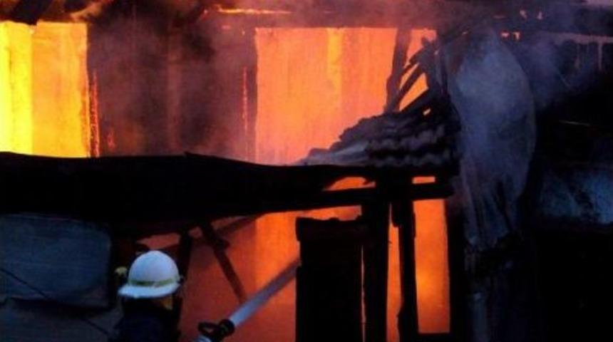 İki Katli Ev K&uuml;l Oldu