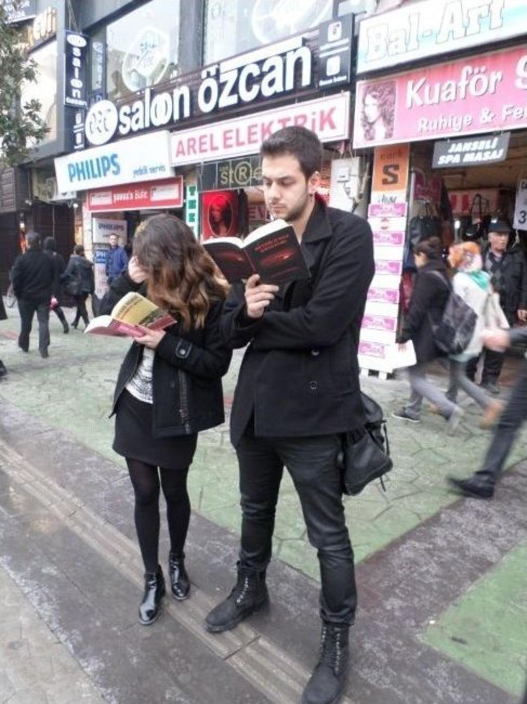 &Ccedil;ark Caddesi&rsquo;nde Kitap Okudular