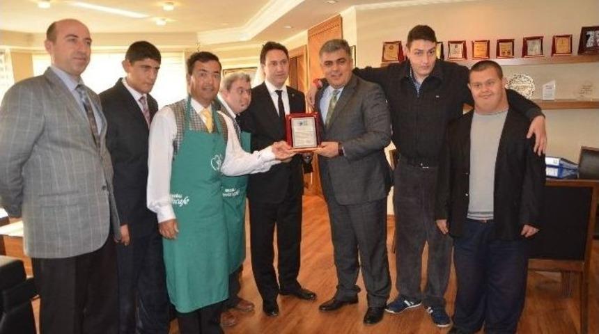 Başkan &Ouml;zg&uuml;ven&rsquo;e Beyaz Ay Derneğinden Plaket