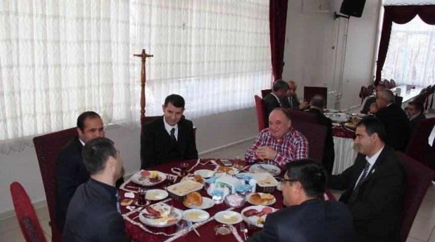 İl &Ouml;zel İdaresi Genel Sekreteri Ayhan, Engelli Personelle Kahvaltıda Buluştu