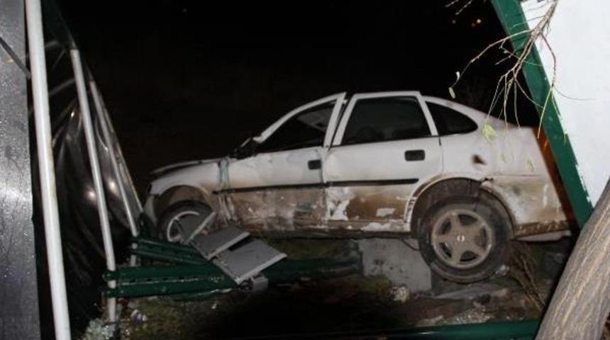 Otomobil Durağa Daldi: 2 Öğrenci Ağir Yarali