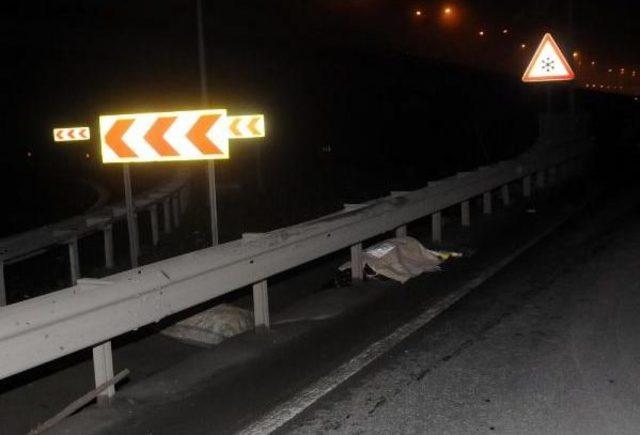 Otoyolda Karşiya Geçmek İsterken Canlarindan Oldular 1