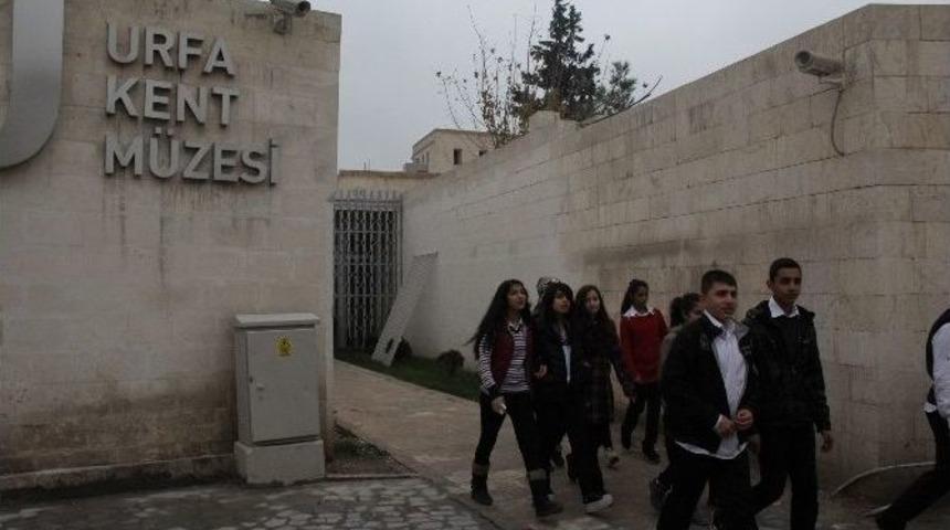 &Ouml;ğrenciler Tarihi Yerleri Gezdi