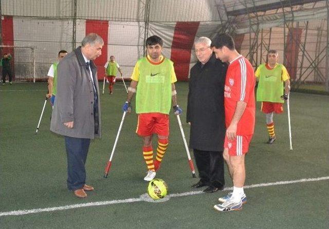 Şöhretler Karması İle Engelli Sporcular Dostluk Maçı Oynadı