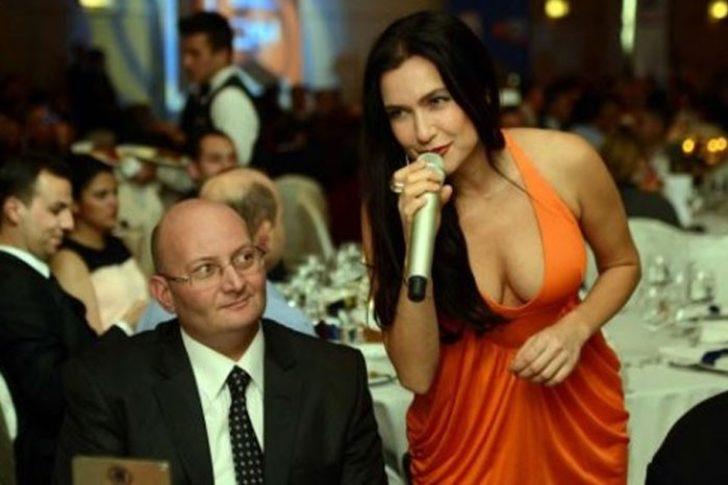 Derin dekolteli konser G1