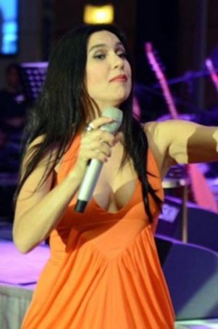 Derin dekolteli konser G2