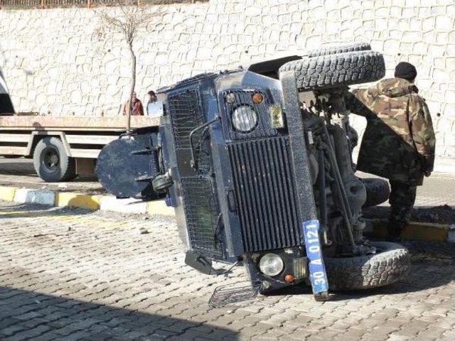 Hakkari'de Polis Araci 'akrep' Kaza Yapti:1 Polis Hafif Yaralandi