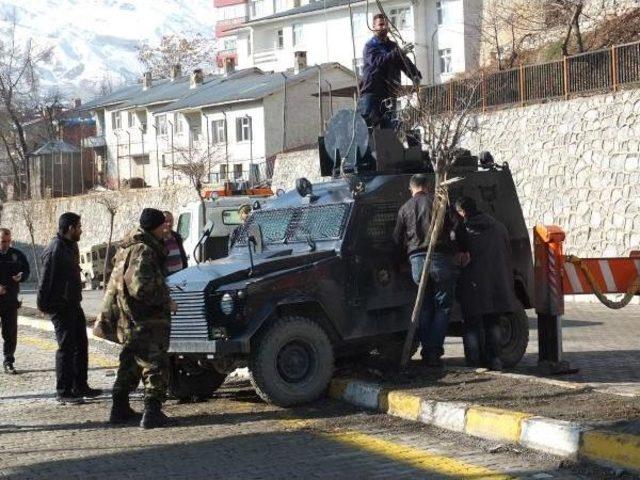 Hakkari'de Polis Araci 'akrep' Kaza Yapti:1 Polis Hafif Yaralandi