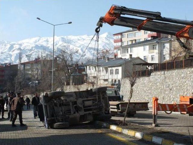 Hakkari'de Polis Araci 'akrep' Kaza Yapti:1 Polis Hafif Yaralandi