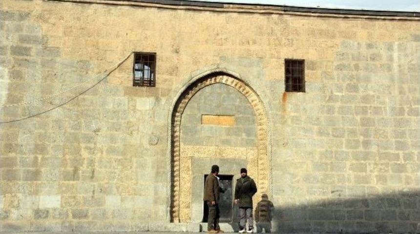 Hakkari&rsquo;de Tarihi Medrese Muamması