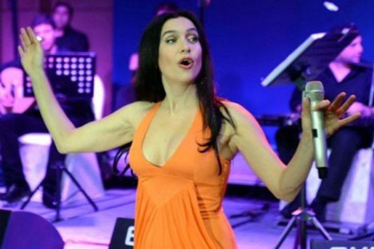 Derin dekolteli konser G3