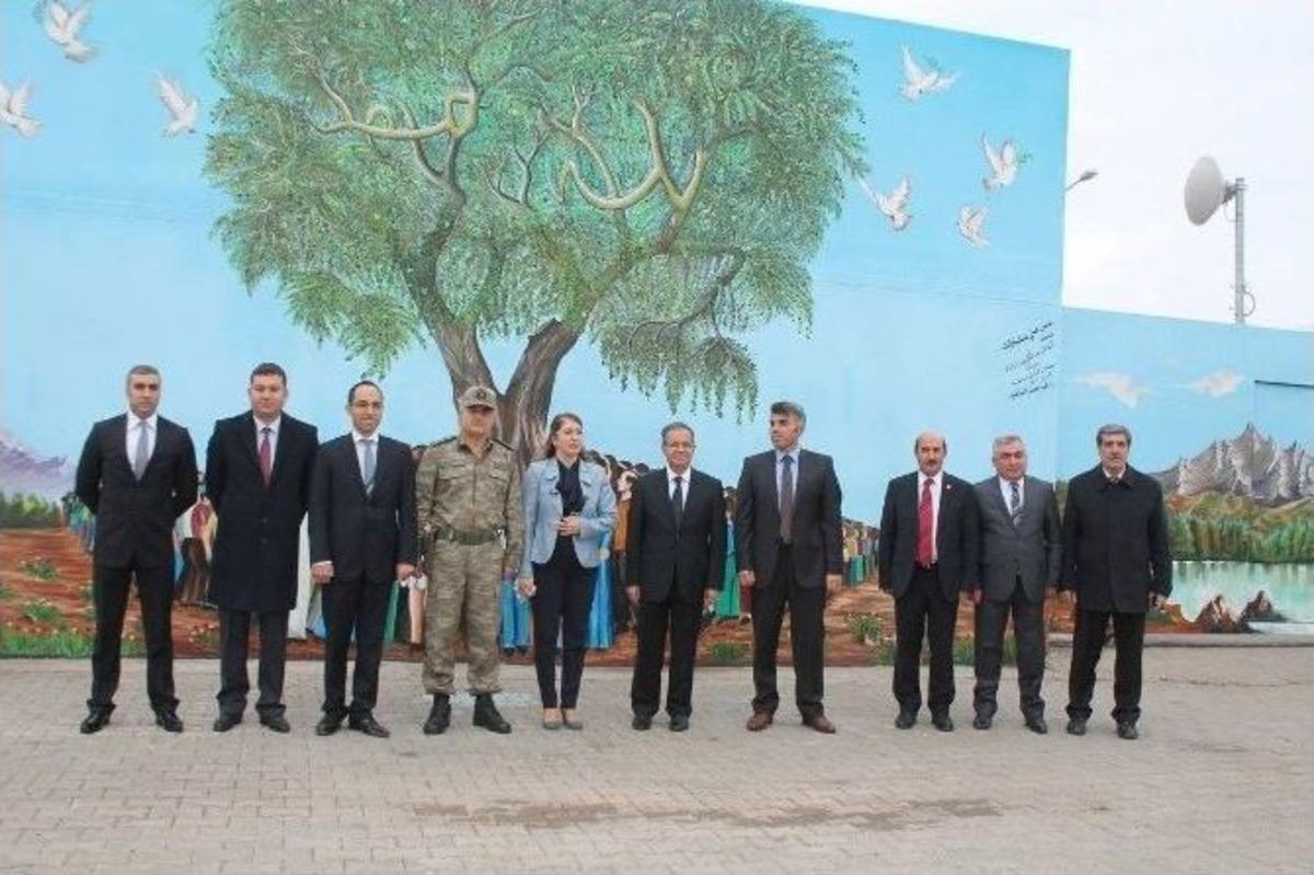 Vali Tapsız İle Protokol &Uuml;yeleri Elbeyli Konteyner Kentini Ziyaret Etti