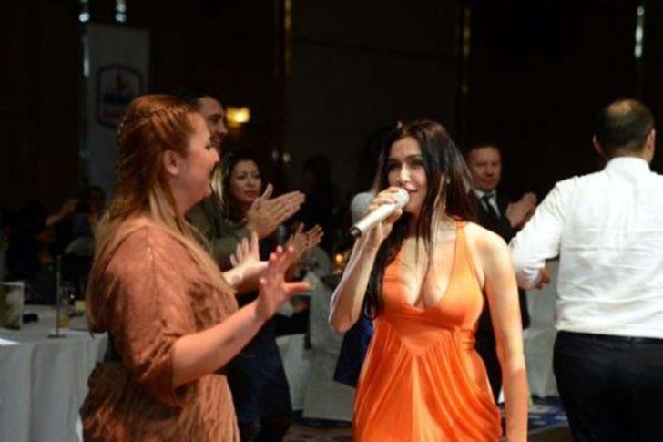 Derin dekolteli konser G4