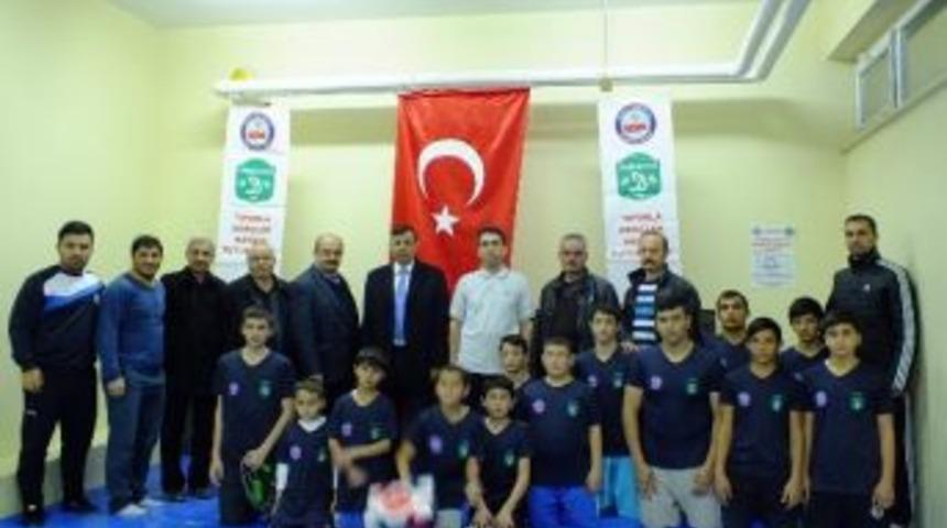 Darende Spor G&uuml;reş&ccedil;ilerine Malzeme Yardımı