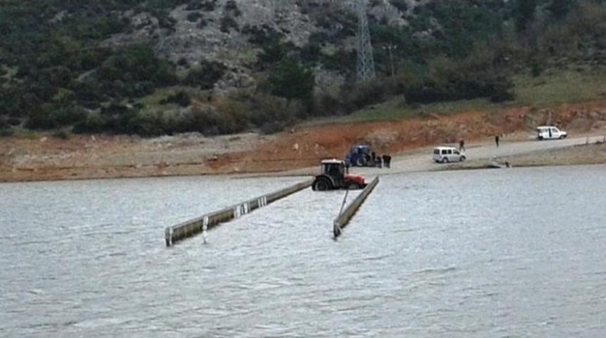 K&ouml;pr&uuml;n&uuml;n &uuml;st&uuml;nden sandalla ge&ccedil;iyorlar