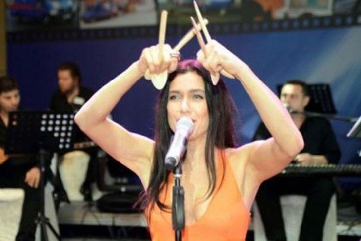 Derin dekolteli konser G5