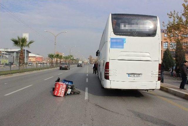 Denizli’de Motosikletli Kurye İle Otobüs Çarpıştı: 1 Ölü