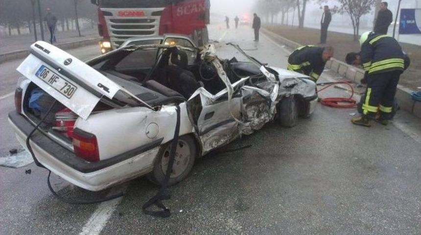 Otomobil Tır&rsquo;a Arkadan &Ccedil;arptı: 2 Yaralı