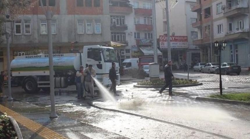 Kozcağız&rsquo;da &Ccedil;amur Olan Yollar Yıkanıyor