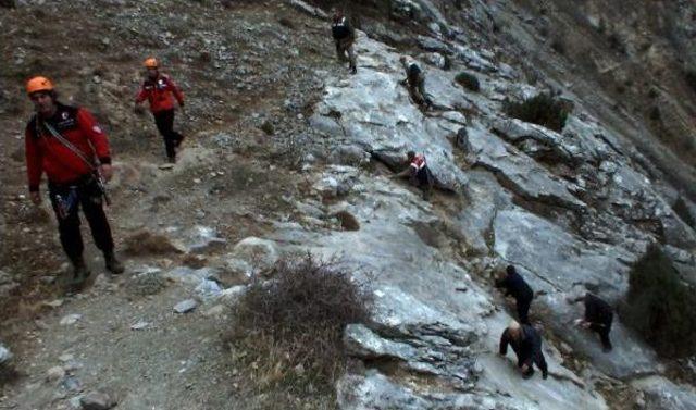 Kayaliklarda 6 Gün Mahsur Kalan 3 Keçi Kurtarildi